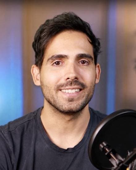 Leosbel Poll Sotomayor, founder of Arraigo Digital, in his recording studio